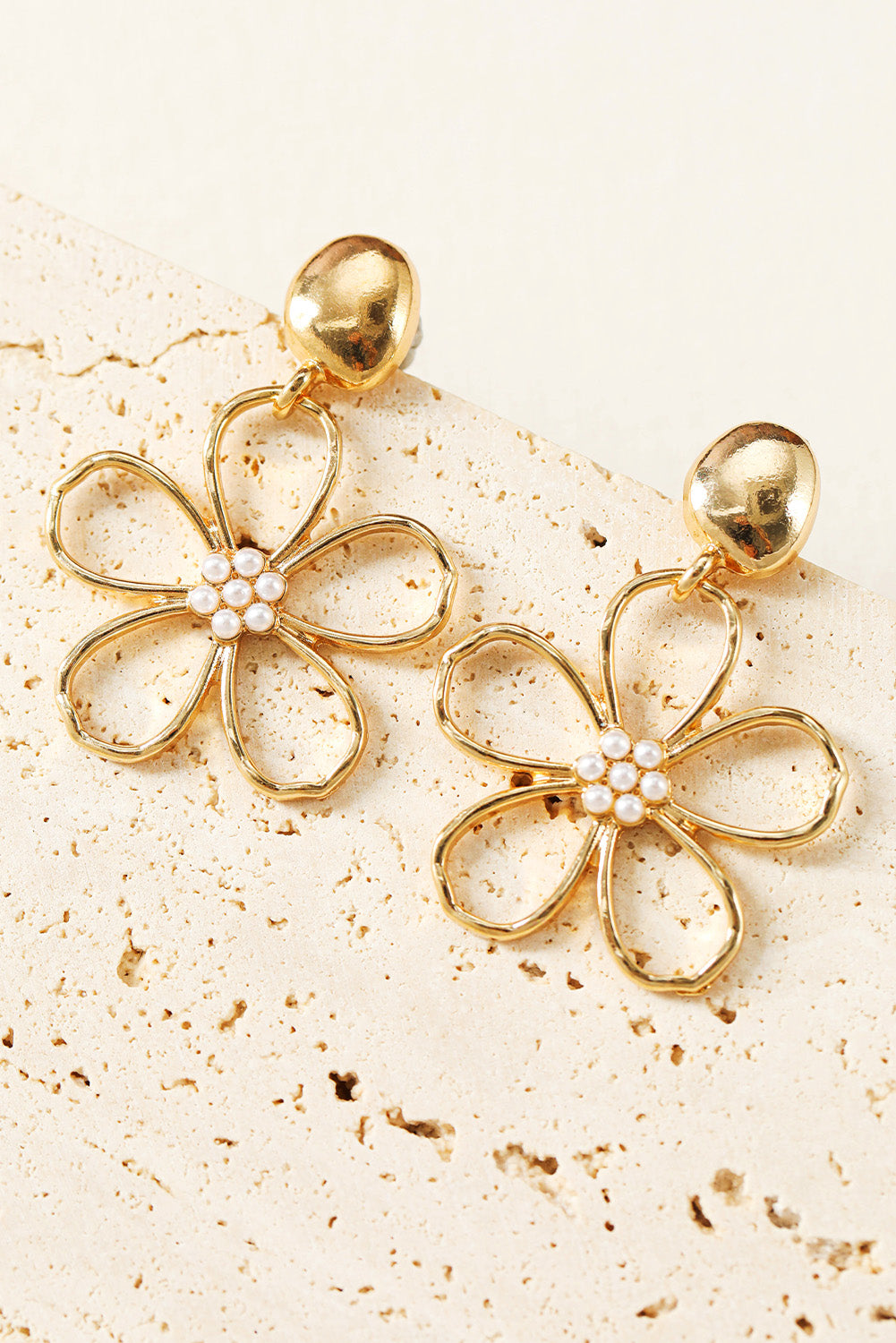 Gold Vintage Cut Out Flower Pearl Decor Stud Earrings
