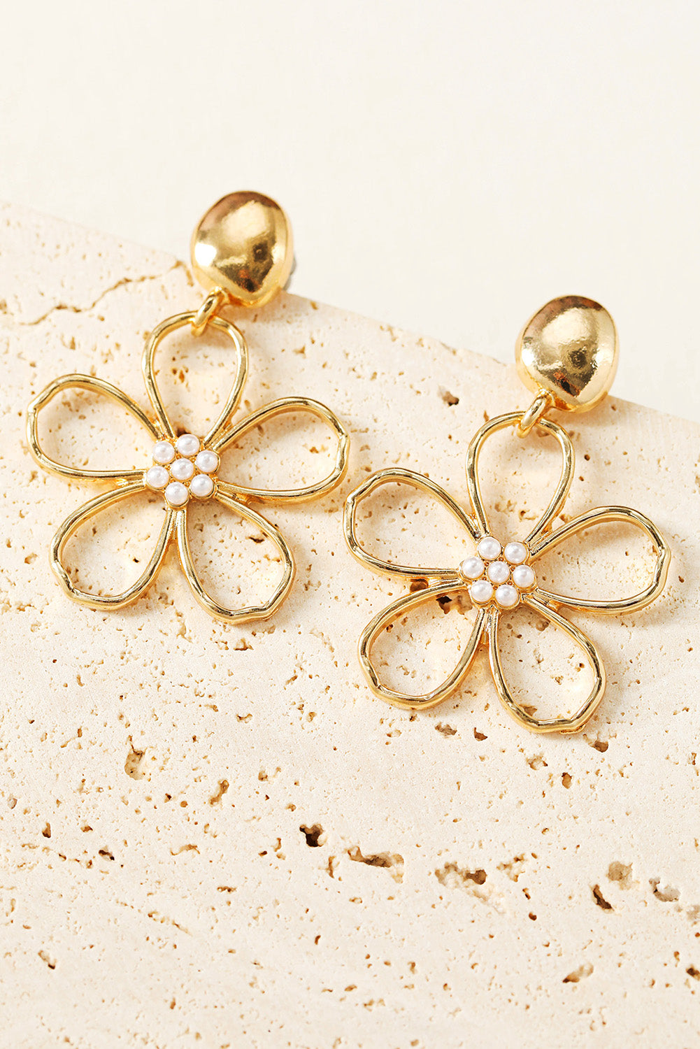 Gold Vintage Cut Out Flower Pearl Decor Stud Earrings
