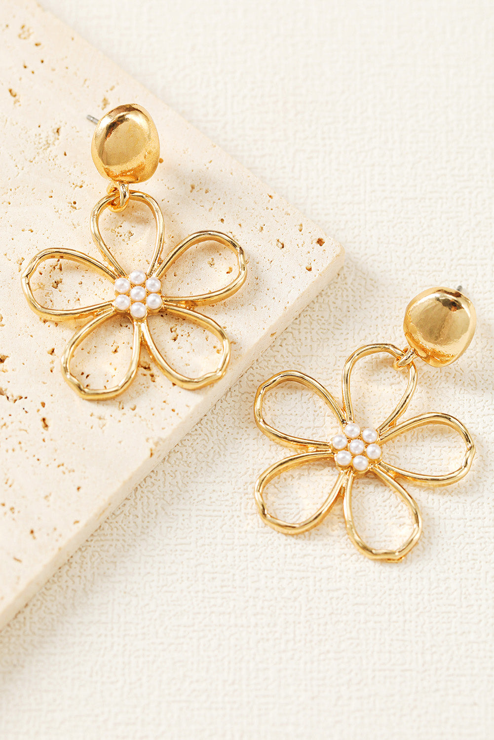 Gold Vintage Cut Out Flower Pearl Decor Stud Earrings